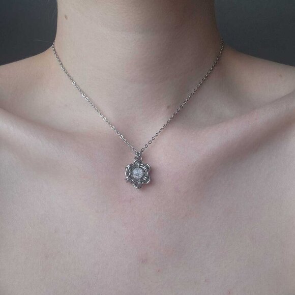 Vintage antique silver and quartz round fairy necklace with a small silver chain - Picture 2 of 8